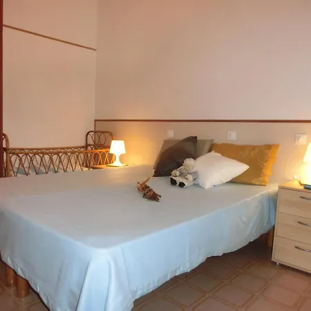 Two-bedroom In A Quiet Area Next To The Sea アパート ビビオーネ